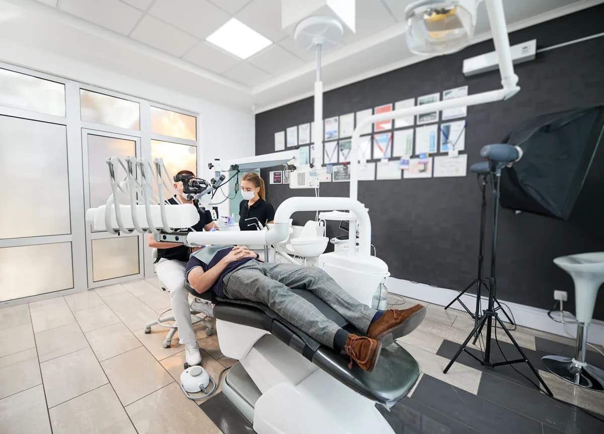 Collaboration entre dentistes lors d'un traitement complexe