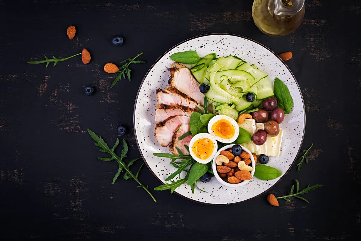 Buddha bowl colore prepare avec des produits frais de saison