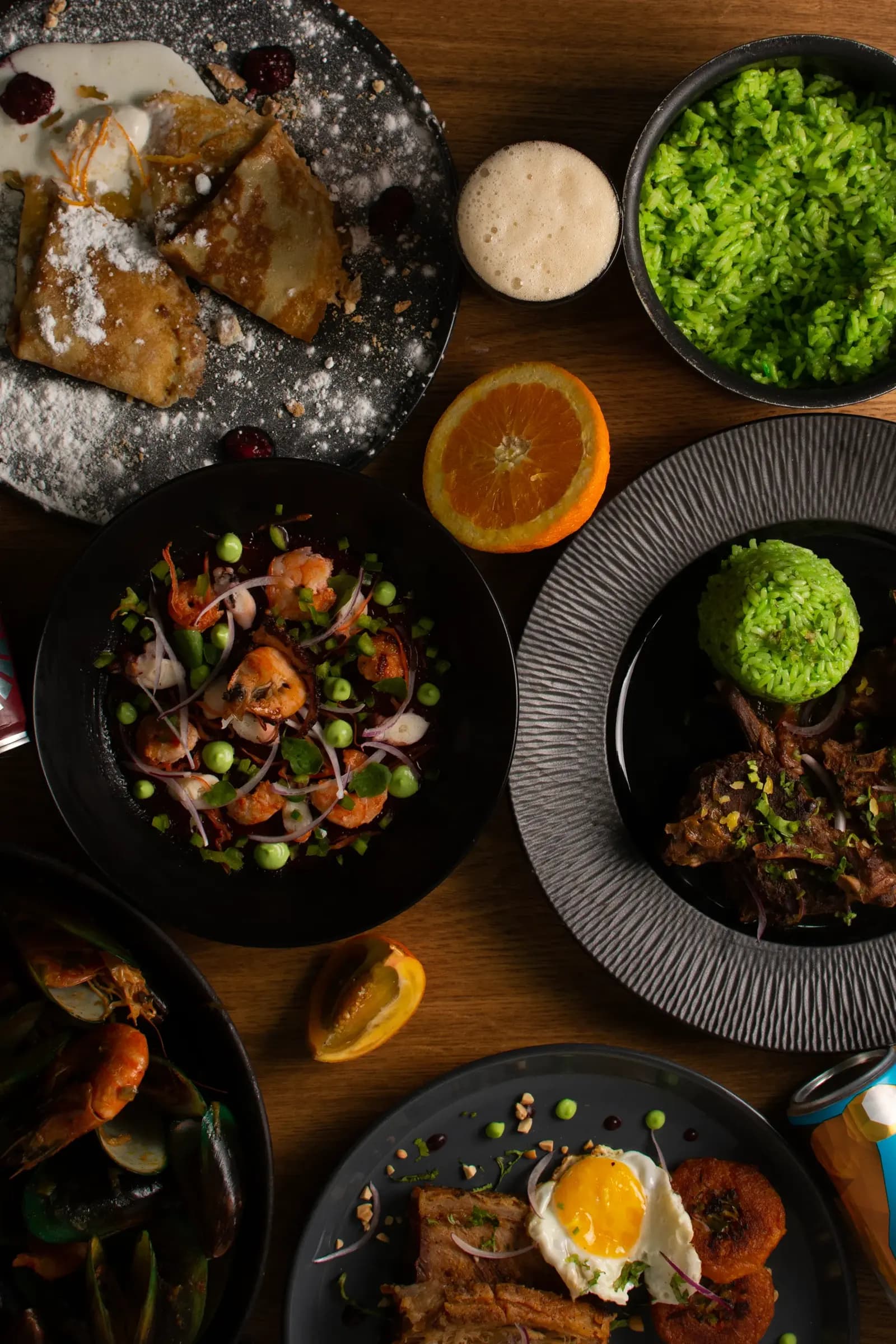 Table festive garnie de plats varies au restaurant La Bohème