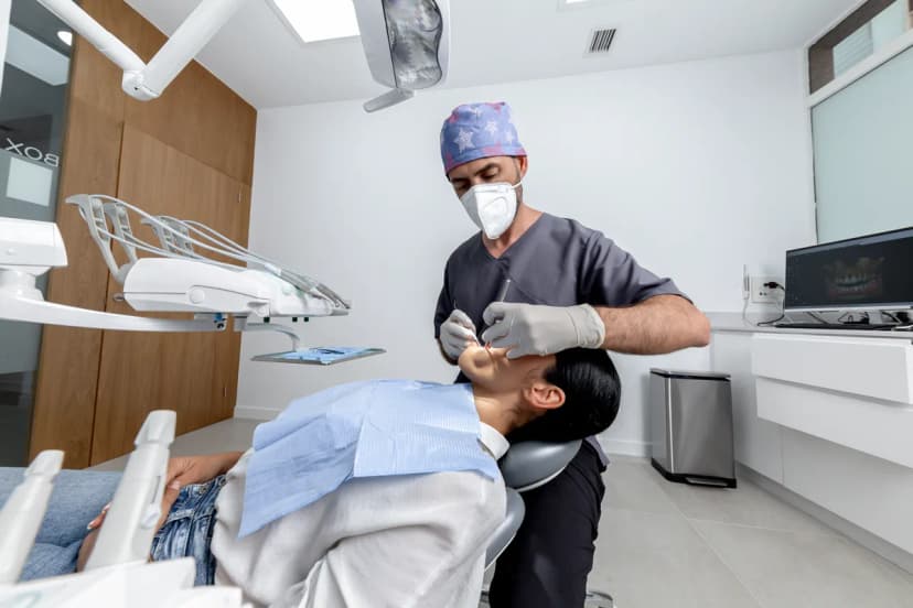 Dentiste effectuant un examen détaillé du patient