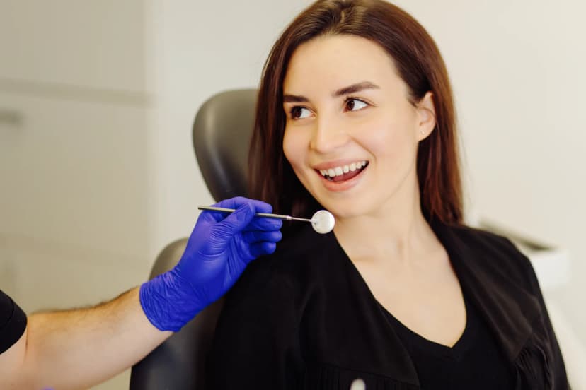 Examen dentaire professionnel avec équipement moderne